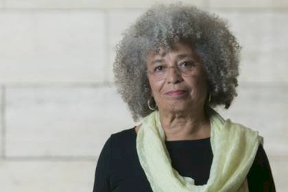 اللوبي الصهيوني يحاصر الناشطة الأمريكية أنجيلا ديفيس بسبب مناصرتها لفلسطين المحتلة