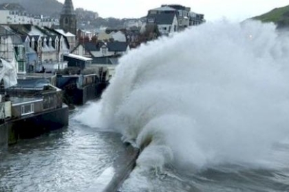 عاصفة مطرية تجتاح إسبانيا وتتسبب في فيضانات