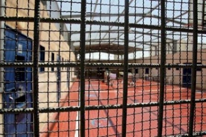 إصابة الأسير الجريح رمزي أبو عجمية بفيروس "كورونا" في سجن "عوفر"