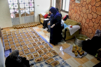 بالصور: المرأة العاملة بمجلس العمال في محافظة غزة تنفذ مشروع إفطار صائم تحت عنوان المستقبل