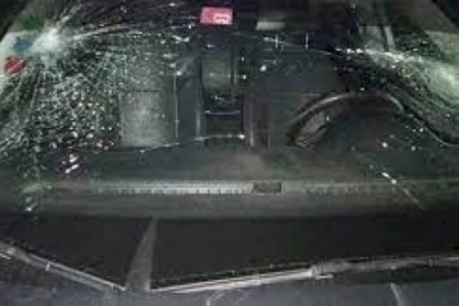 شبان يرشقون مركبات المستوطنين بالحجارة في الخليل