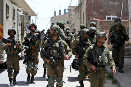 الخليل: الاحتلال يداهم محلات تجارية ويستولى على مركبة في شارع بئر السبع