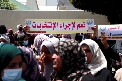 فيديو: رفضا لتاجيل الإنتخابات مجلس العمال في محافظة غزة ينظم وقفة احتجاجية