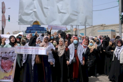 مجلس المرأة  في المحافظة الوسطى ينظم مسيرة تضامنية مع أهلي الشيخ حراج.