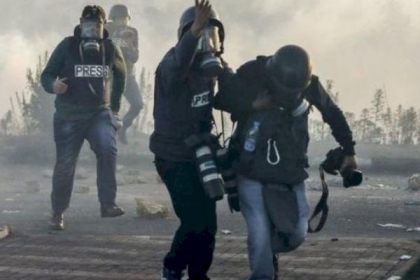 الإعلام الحكومي يُعلن معايير السماح بدخول الصحفيين الأجانب إلى قطاع غزّة