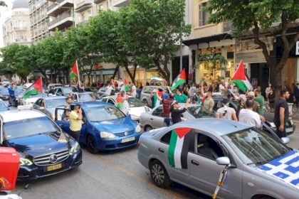 بالصور: تيار الاصلاح الديمقراطي في اليونان  يشارك في مسيرة للمركبات والدراجات الناريه تحمل علم فلسطين