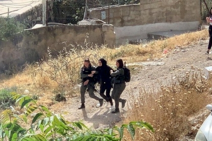 بالفيديو.. قوات الاحتلال تعتقل اثنين من طاقم قناة"الكوفية" بعد الاعتداء عليهما في حي الشيخ جراح