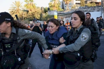 المكتب الحركي المركزي للصحفيين يُدين اعتقال طاقم الجزيرة في الشيخ جراح