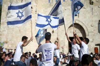 منظمو "مسيرة الأعلام" يقررون عقدها اليوم رغم معارضة شرطة الاحتلال