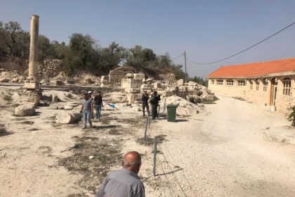 نابلس: الاحتلال يوقف أعمال تأهيل مدخل بلدة سبسطية ويحتجز العمال