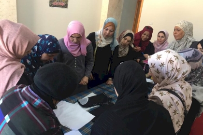 بالصور.. مجلس المرأة في محافظة غزة ينفذ دورة بعنوان " فن تصميم الأزياء"