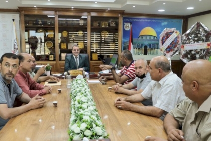 لجنة العلاقات العامة  ساحة غزة تزور بلدية خانيونس وتهنئ رئيسها  بمناسبة حصوله على درجة الدكتوراه
