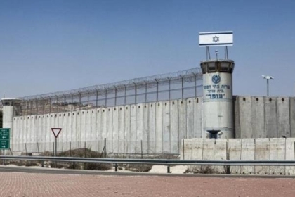 اعتصام أمام "عوفر" تضامنًا مع الأسيرين أبو عطوان والطويل