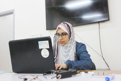 مهندسة من غزة تتمكن من اختراع نظارة ذكية لمساعدة الأشخاص ذوي الإعاقة السمعية