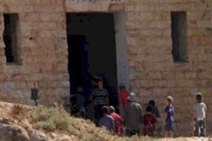 3 إصابات إحداها خطيرة باعتداء للمستوطنين على مركبات مواطنين قرب المغيّر