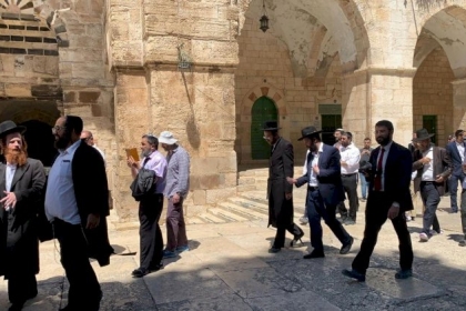 عشرات المستوطنين يقتحمون ساحات الأقصى بحراسة مشددة
