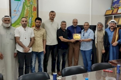 بالصور..لجنة العلاقات العامة بحركة فتح محافظة الوسطى تكرم بلدية الزوايدة