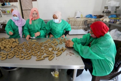 بالصور: "كعك العيد" باب رزق لنساء قطاع غزة