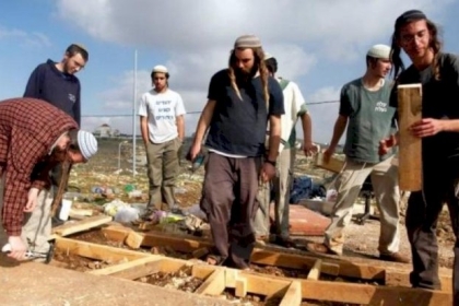 مستوطنون يشرعون بأعمال بناء بالأغوار الشمالية