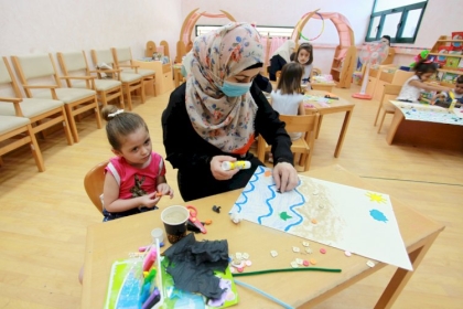 "ماذا يحدث لو؟".. نشاط بين الأم وطفلها يكسر الحواجز وينمي القدرات بغزة