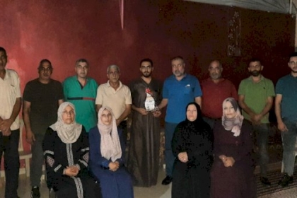 كوادر فتحاوية تزور عائلة بلاطة وتقدم لهم درع ''الوفاء للشهداء'' بمحافظة الشمال