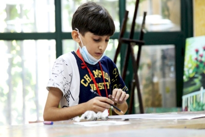 بالصور: الطفل" زين" يهوى الرسم ويسعى لتجسيد معاناة الفلسطينين عبر فنه