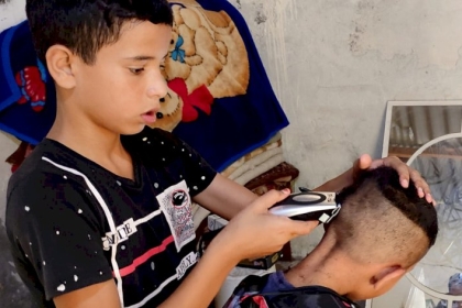 " نضال" يحارب الفقر بماكينة الحلاقة