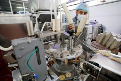 تقرير: انقطاع التيار الكهربائي يصعق أصحاب مصانع المرطبات بغزة