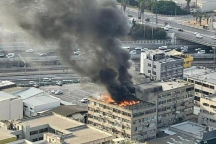 اندلاع حريق كبير في أحد المباني جنوب تل أبيب