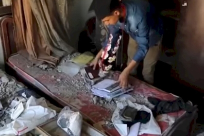 الطالب السقا الحاصل على معدل 94.9 يحتفل بنجاحه على أنقاض غرفته المدمرة