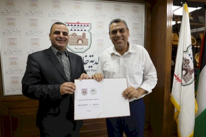 شاهد:  توقيع اتفاقية لإنارة شوارع مدينة خانيونس دعماً من النائب محمد دحلان