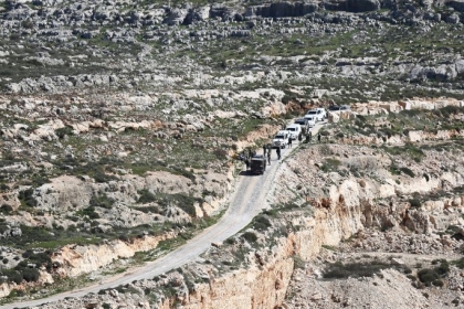 الاحتلال يجرف أراضٍ ويهدم بيوتًا متنقلة في الخليل