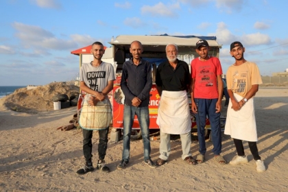 تقرير: "أبو شادي" يحرر عائلته من البطالة ببسطة للوجبات السريعة