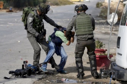 قوات الاحتلال تحتجز مواطن ومصور وكالة الأنباء الفلسطينية "وفا" جنوب الخليل