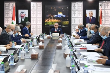 تقرير: لماذا فشلت محاولات حكومة اشتية بالانفكاك الاقتصادي عن الاحتلال الاسرائيلي؟