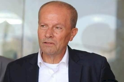 أبو بكر يكرم عددا من الأسرى المحررين