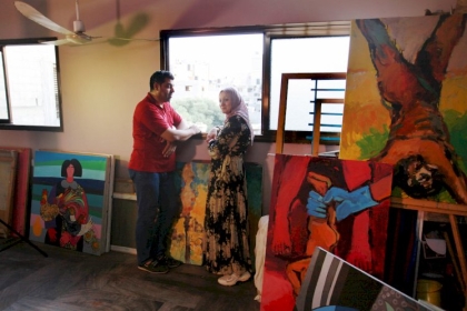 بالصور: "مرسم البريج" ملاذ الزوجين محمد ودينا لتجسيد حياة المخيم بغزة