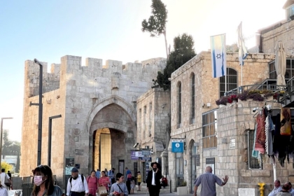 بعد أن أصبح غريبًا عن القدس.. الاحتلال يسعى لجعل “باب الخليل” واجهة المدينة