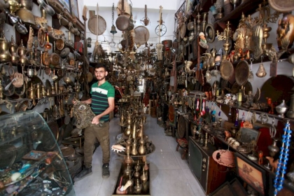 بالصور: محل أنتيكة في غزة يُحارب للحفاظ على التراث الفلسطيني