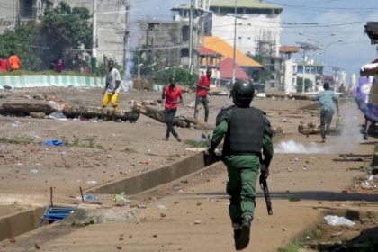 وسائل إعلام: إطلاق النار في عاصمة غينيا نتيجة لمحاولة انقلاب والسلطات تعتقل متورطين