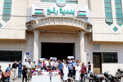 بالصور.. وقفة تضامنية مع أصحاب البسطات أمام مبنى بلدية رفح
