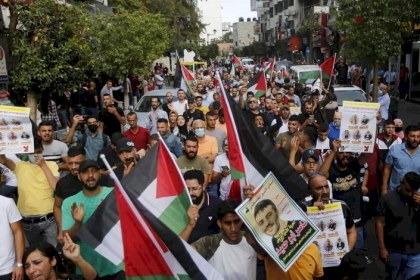 رام الله: مسيرة إسنادا للأسرى المضربين عن الطعام في سجون الاحتلال