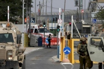 الاحتلال ينصب حاجزا عسكريا قرب قرية النبي صالح ويعيق حركة المواطنين