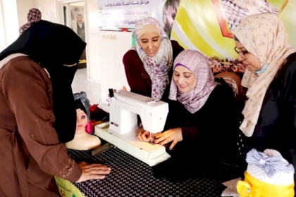 بالصور: مجلس المرأة  بمحافظة رفح ينفذ ورشة تدريبية حول "الخياطة واعادة تدوير القماش"