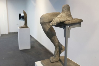 بالصور: "أفتقدك بشدة" معرض فني يجسد معاناة مبتوري الأطراف في قطاع غزة