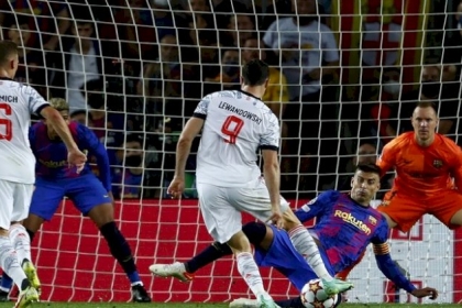 ليفاندوفسكي يهز شباك برشلونة بثنائية ويوسع الفارق مع رونالدو وميسي