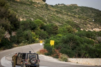 بالفيديو: الجيش الاسرائيلي يعتقل شخص تسلل من لبنان