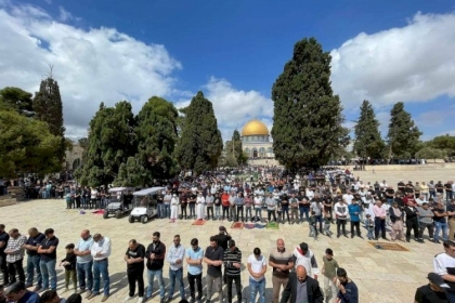 القدس: خمسون ألفًا يؤدون صلاة الجمعة في المسجد الأقصى