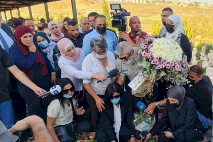فور تحررها: المناضلة خالدة جرار تزور ضريح ابنتها سهى