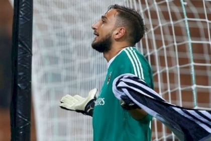 لافتة كبيرة على أحد جسور ميلان تهاجم دوناروما